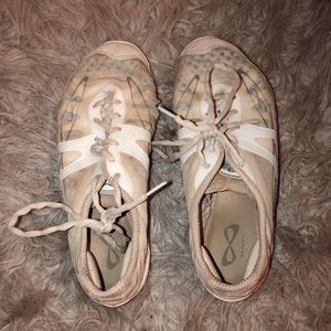 Nfinity Vengence cheer shoes